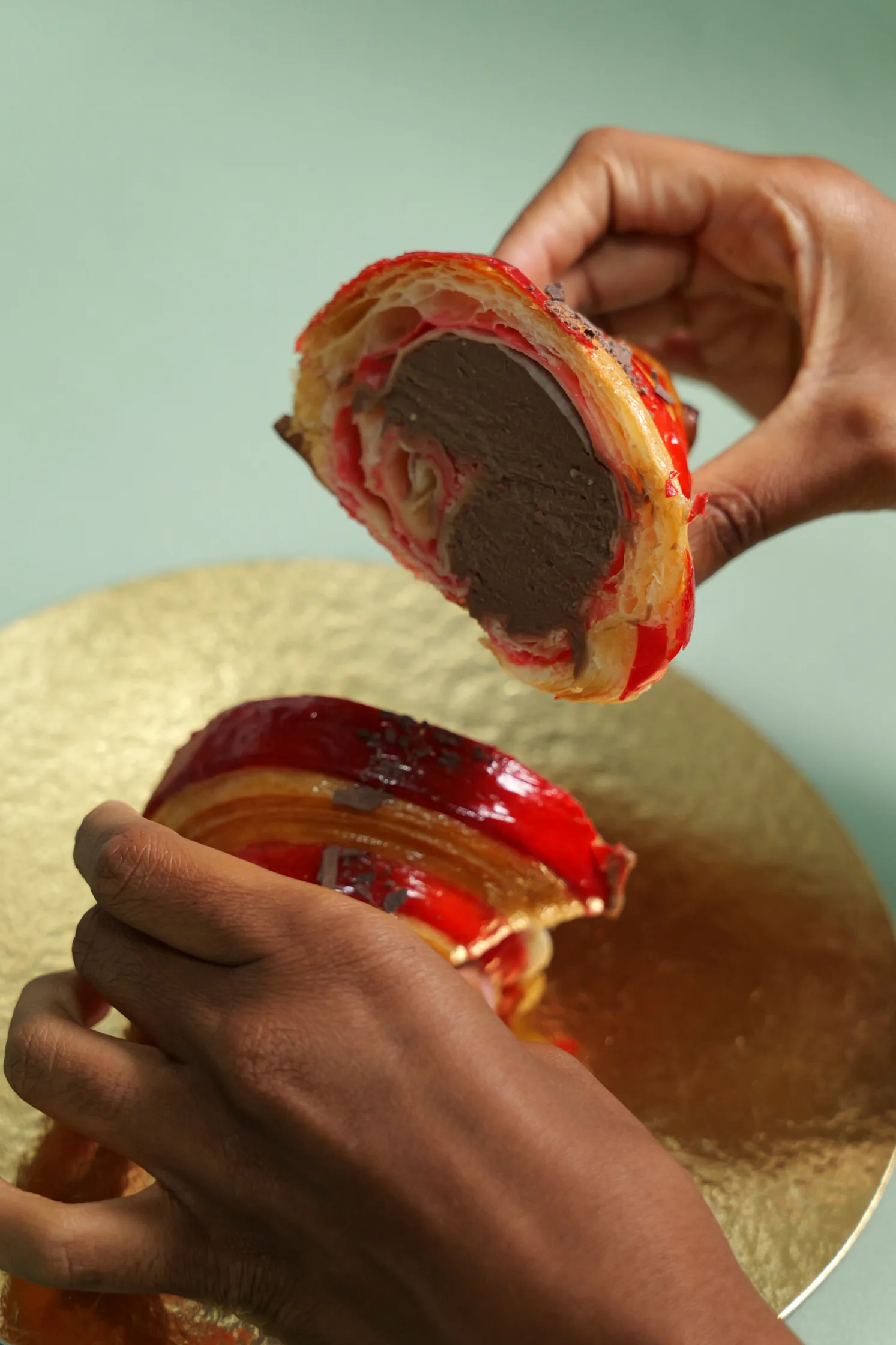 Les mains de l’artisan présentent une création du Joyau