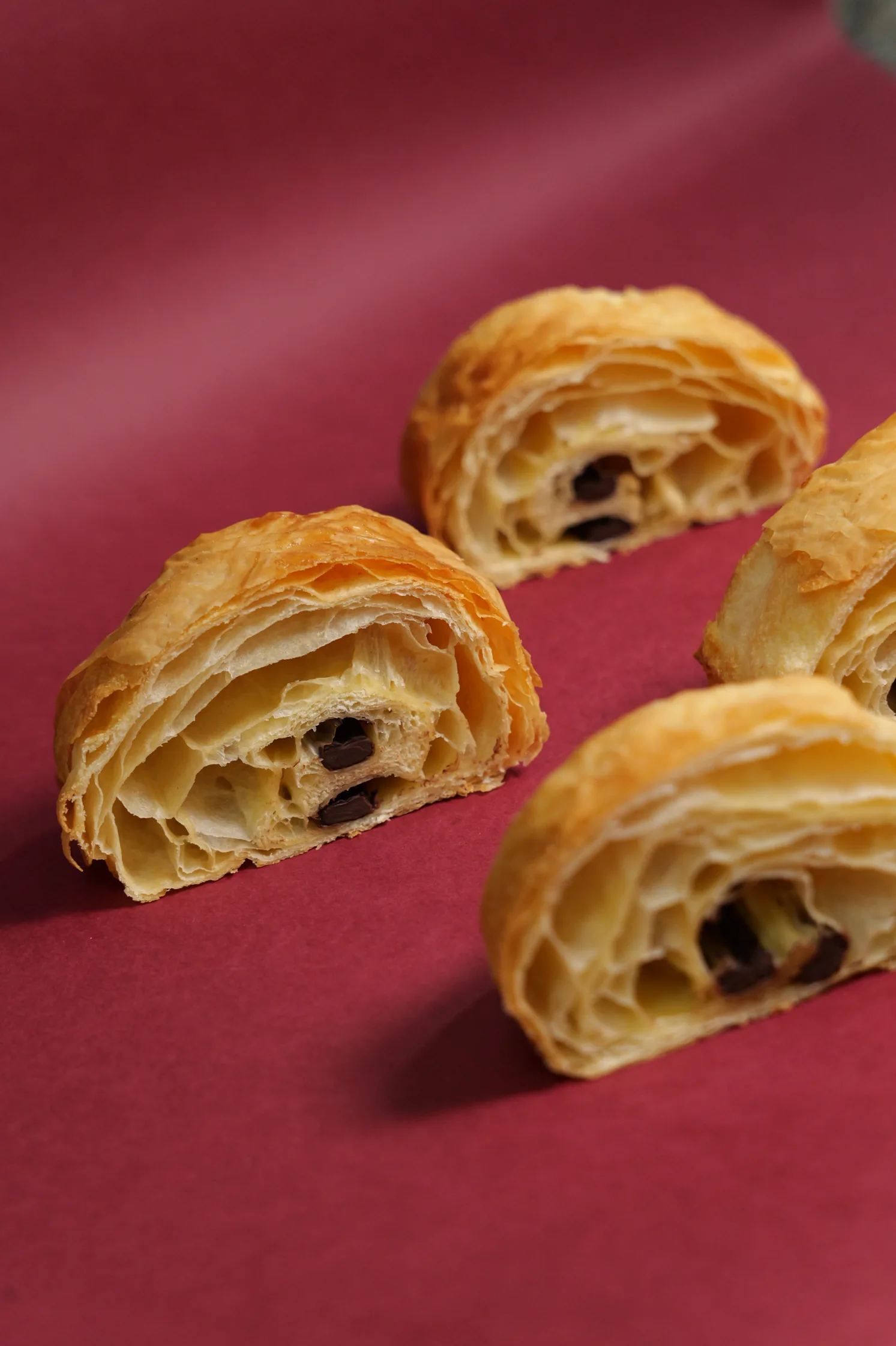 Pain au chocolat du Joyau sur fond rouge